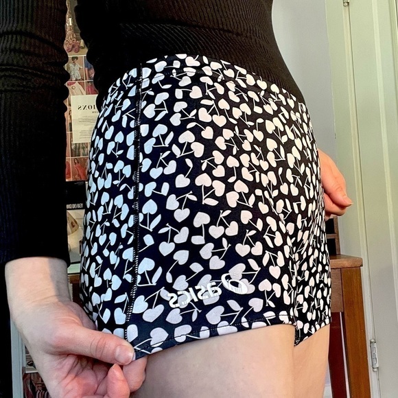 ASICS Medium Athletic Shorts 4” Inseam in 🍒 Print 🍒 - Picture 1 of 8